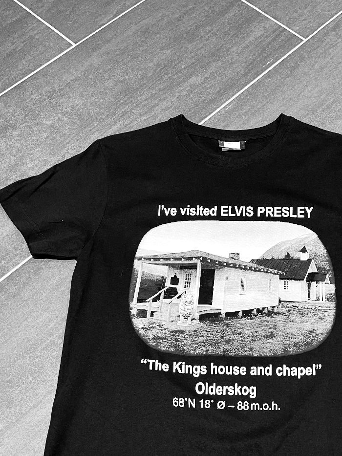 Olderskog-Elvis svart t-skjorte, med trykk av 