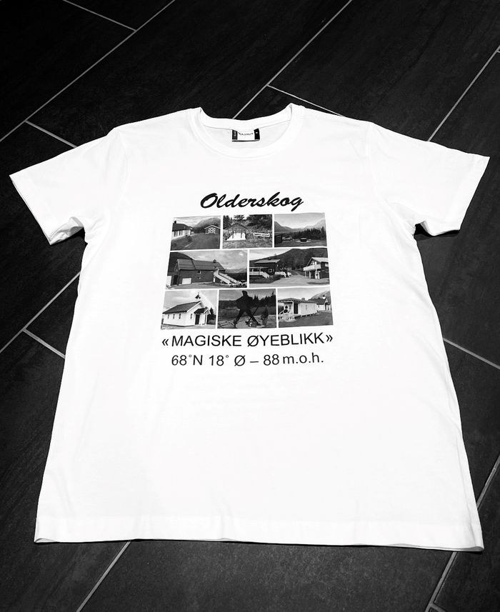 Olderskog t-skjorte - hvit med bilder i farger
Bakside - dikt om alle husene 
Størrelse S - XXL
